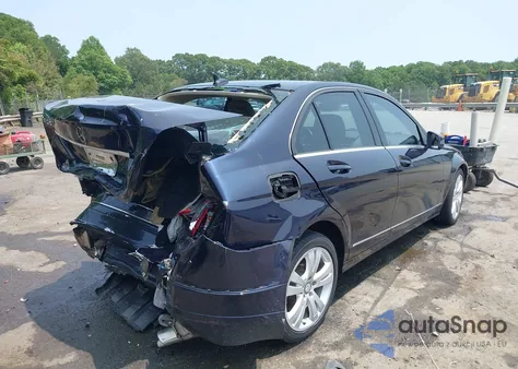 2010 Mercedes-Benz C 300 Luxury/Sport z USA, uszkodzony, nr VIN WDDGF5EB4AR108712